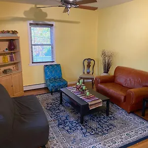 Close To Nyc, Dream Mall, And Lots Lots Shopping. Teaneck